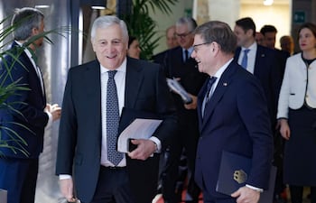Antonio Tajani (i), ministro de Exteriores de Italia.