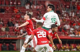 Gustavo Gómez supera en el salto a tres jugadores del Inter de Porto Alegre y anota de cabeza el primer gol para el Palmeiras. (Foto de Palmeiras.com)