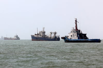 Buques transitan el estrecho de Ormuz cerca del puerto de Bandar Abbás, Irán.