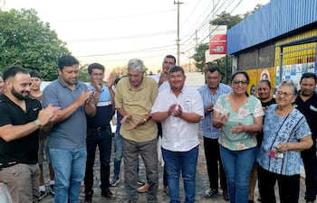 El intendente Milciades Olmedo inauguró un nuevo tramo de empedrado en Liberación, para alegría de los ciudadanos.