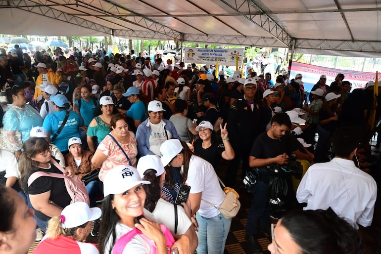 Docentes se movilizan en la Plaza de Armas este martes, por el debate de la reforma de la caja fiscal.