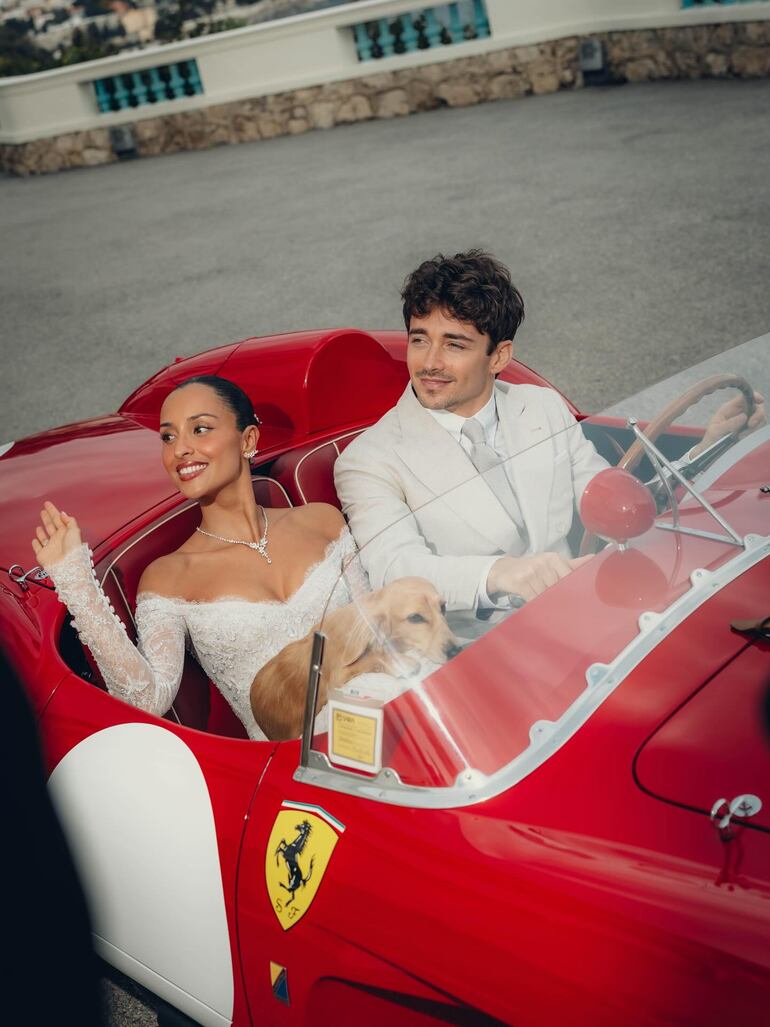 Los flamantes esposos Charles Leclerc y Alexandra Saint Mleux con Leo pasearon en un automóvil Ferrari de colección tras dar el "sí, quiero" en Mónaco. (Instagram/Charles Leclerc)