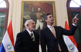 Presidente de Paraguay, Santiago Peña (I), hablando con el presidente de Brasil, Luiz Inácio Lula da Silva (Foto de archivo).