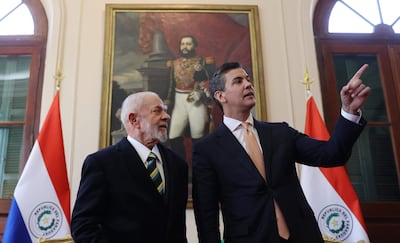 Presidente de Paraguay, Santiago Peña (I), hablando con el presidente de Brasil, Luiz Inácio Lula da Silva (Foto de archivo).