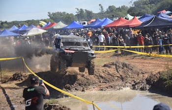 Ale Fleitas e Iván Cuevas brindaron un gran show a los aficionados que asistieron al circuito del Centro Iteño de Volantes. Foto: Mohandas Sánchez.