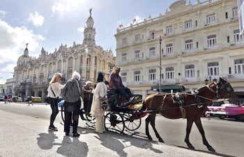 Fotografía del 29 de enero de 2026 que muestra a turistas montando en un coche alado por un caballo en La Habana (Cuba). El asedio petrolero de Estados Unidos a Cuba, rematando una crisis energética de año y medio, está poco a poco paralizando la vida en Cuba: del transporte público a los hospitales, de las gasolineras a las fábricas y las universidades. EFE/ Ernesto Mastrascusa
