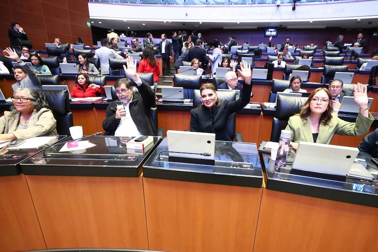 Fotografía cedida por la Cámara de Senadores, de los legisladores del Movimiento Regeneración Nacional (Morena) durante una sesión de trabajo, en la Ciudad de México (México).