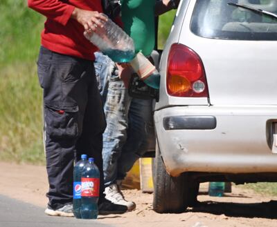 Desde que estalló la guerra, aumentó la diferencia de precio del combustible local e incrementó el contrabando del producto. El comercio ilegal apeligra la vidas de las personas, pues transgreden las normas de seguridad.