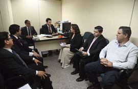 A la derecha, el exvicepresidente del banco Alemán José Peirano Basso con sus abogados Guillermo Duarte Cacavelos y Alba Zaracho, durante la audiencia ante el juez Raúl Florentín (centro).
