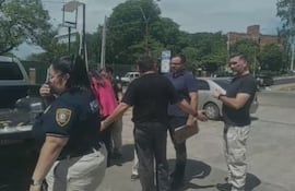 Operativo fiscal-policial en un conocido centro comercial en el que detuvieron a un funcionario de la Cámara de Diputados y una mujer en presunto caso de sextorsión. (gentileza).