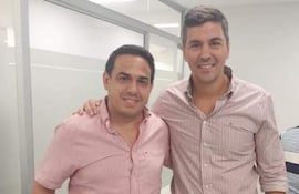 Domingo Vera, intendente interino de Puerto Casado y el Presidente Santiago Peña.