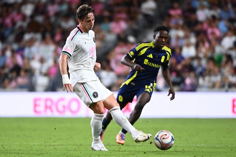 Matías Galarza, dorsal número 80 del Inter Miami CF, controla el balón durante el partido de la MLS entre el Inter Miami CF y el Nashville SC en el Miami Freedom Park.