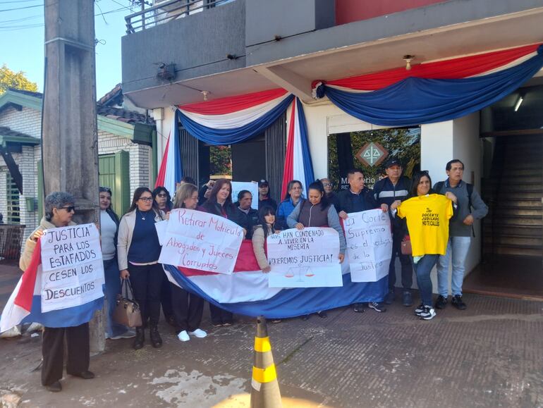 Manifestación de coordinadora de Víctimas de la Mafia de los Pagarés en Itapúa