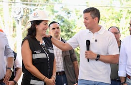Presidente Santiago Peña y la ministra del MOPC, Claudia Centurión.