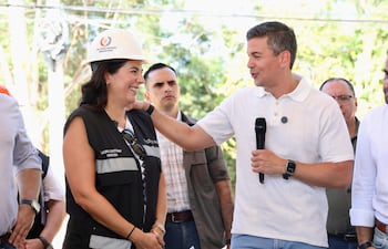 Presidente Santiago Peña y la ministra del MOPC, Claudia Centurión.