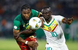 Sadio Mané (d) en férrea disputa por el balón con el camerunés Enzo Tchato, durante el partido que Senegal ganó ayer por 3-1.