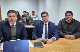 Víctor Garay (campera negra) junto a sus abogados al inicio del juicio oral.