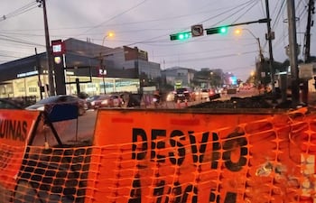 Tráfico en avenida Eusebio Ayala, con barrera de desvío y semáforo en verde.