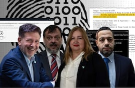 Claudio Lovera en traje azul sonriente, conversando, mientras tres funcionarios lo observan con expresiones atentas en una reunión formal.