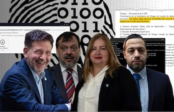 Claudio Lovera en traje azul sonriente, conversando, mientras tres funcionarios lo observan con expresiones atentas en una reunión formal.