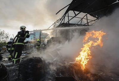 Bomberos trabajan este martes en el sitio de un bombardeo ruso en Kiev.
