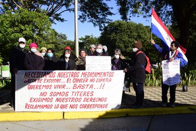 Un grupo de asegurados y familiares de pacientes oncológicos, se manifestó esta mañana frente al Hospital Central.