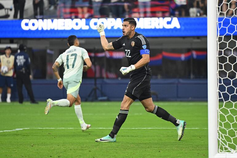 Rafael Romo, arquero de la selección de Venezuela, celebra el penal atajado a Orbelín Pineda, futbolista de la selección de México, durante el partido por la segunda fecha del Grupo B de la Copa América 2024 en el SoFi Stadium, en Inglewood, California.