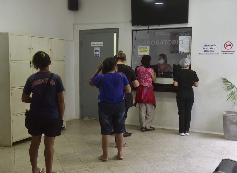 Pacientes del Hospital Barrio Obrero, solicitando o retirando sus análisis de laboratorio para confirmar o descartar casos de dengue o covid-19. 