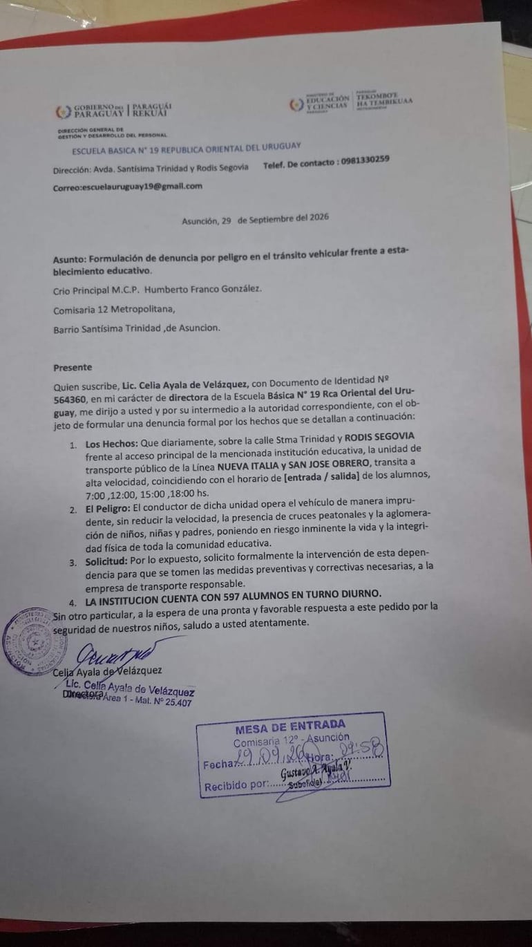 Documento formal de la Escuela República del Uruguay, con la denuncia de Celia Ayala, fechado y firmado.