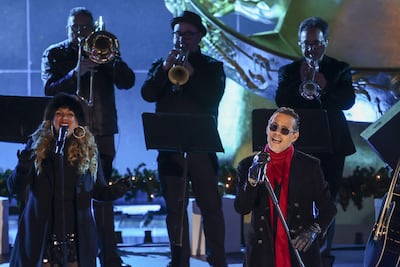 Marc Anthony actuando durante la ceremonia de encendido del árbol de Navidad del Rockefeller Center en Nueva York.