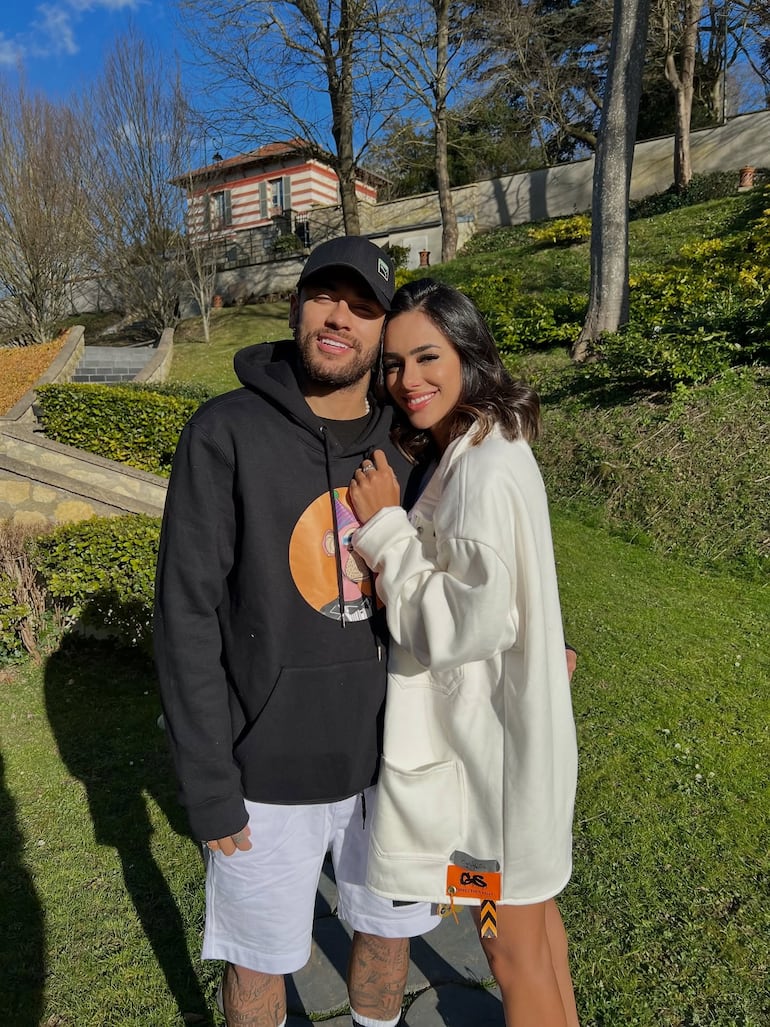 El cumpleañero Neymar junto a su novia Bruna Biancardi.