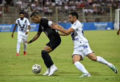 Derlis González trata de llevarse el balón ante la marca de Abel Paredes