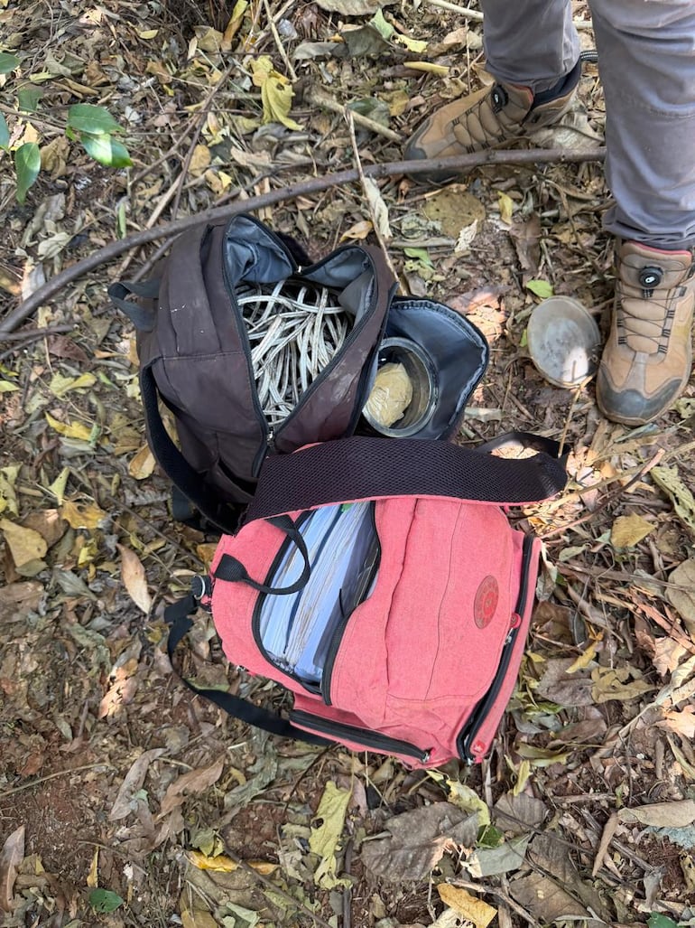 Las mochilas con los elementos, presumiblemente para hacer una bomba.