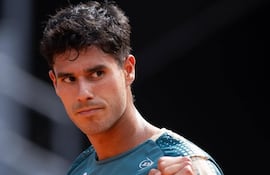 El tenista paraguayo Adolfo Daniel Vallejo celebra el triunfo en la segunda ronda de la qualy del Masters 1.000 de Madrid en la Caja Mágica, en Madrid, España.