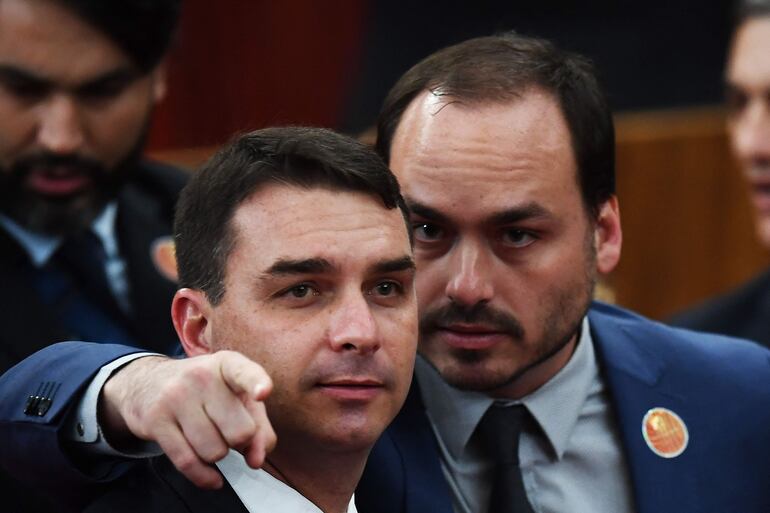Dos de los hijos del expresidente Javier Bolsonar: Flavio Bolsonaro (i) y Carlos Bolsonaro (d).