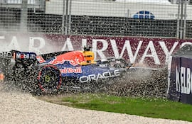 El piloto holandés de Red Bull Racing, Max Verstappen, se estrella durante la sesión de clasificación del Gran Premio de Australia de Fórmula Uno en el Circuito Albert Park en Melbourne el 7 de marzo de 2026.