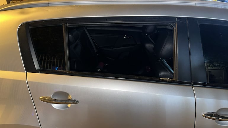 Los delincuentes rompieron con una bujía una de las ventanas de la camioneta para perpetrar el robo.