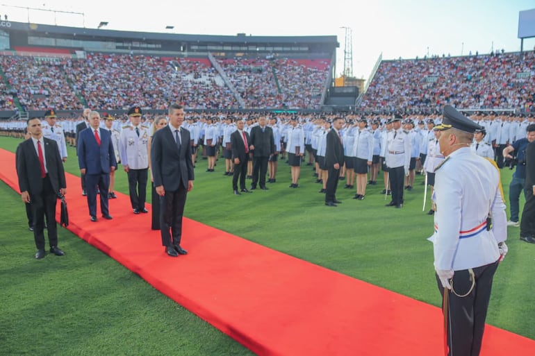 El presidente de la República, Santiago Peña, encabezó el acto de ceremonia de los nuevos uniformados.