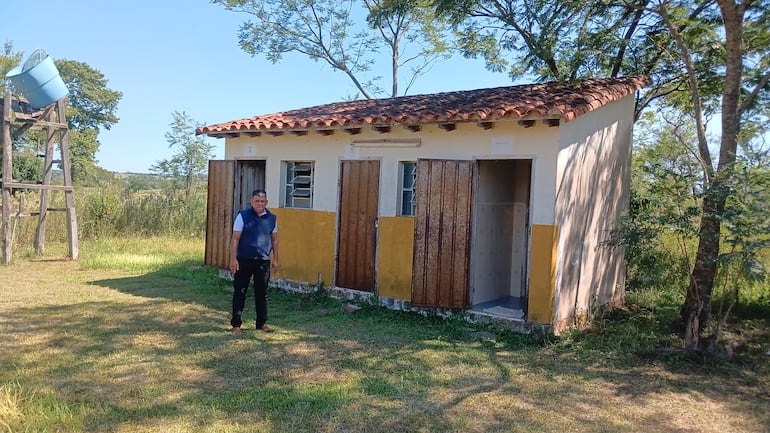 El único sanitario con el que cuentan alumnos, directivos y profesores de las instituciones.