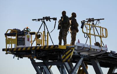 Francotiradores custodian un aeropuerto en Las Vegas antes de la partida de la vicepresidenta estadounidense Kamala Harris, el pasado viernes.