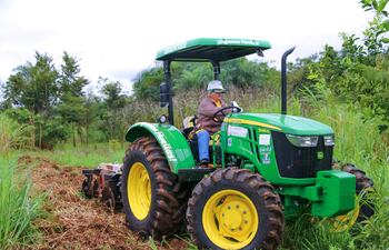 Priemeros trabajos de preparación de suelo para pequeños productores de Dr. Bottrell.