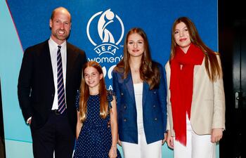 La princesa Leonor y la infanta Sofía posan con el príncipe Guillermo de Inglaterra y su hija Charlotte antes del inicio de la gran final de la Eurocopa Femenina 2025. (EFE / Francisco Gómez)