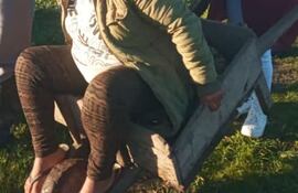 Una enfermera de la USF de Belén del distrito de Tacuaras traslada a una paciente en carretilla hasta una ambulancia. El pésimo estado del camino impidió que los servicios de emergencias ingresen hasta la vivienda de la paciente.