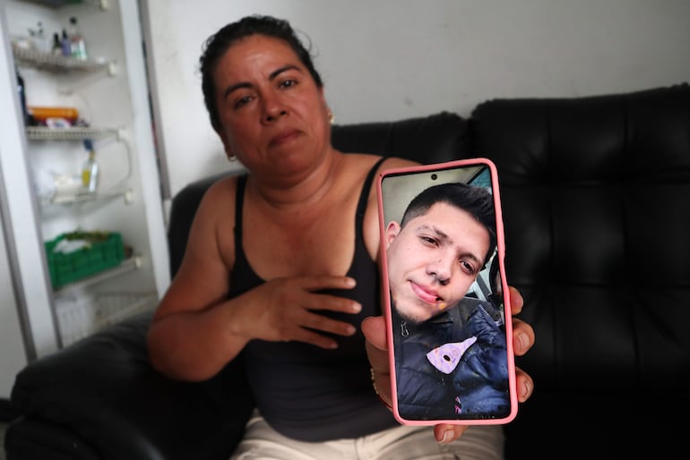Nayibe Ayala muestra una foto de su vecino, Johan Sebastián Durán Guerrero asesinado en Estados Unidos.