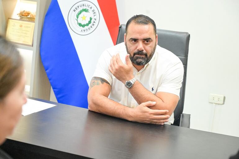 César Ramírez (46 años), ministro de Deportes.