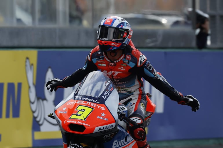 En la categoría Moto2, el español Sergio García Dols dominó de principio a fin la carrera en Le Mans.