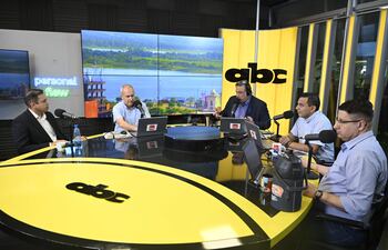 El líder del partido Yo Creo, Miguel Prieto, compartiendo la mesa de la Gran 730 A.M.