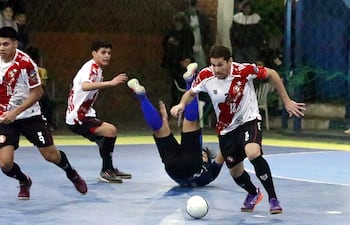 Yiyi Ayala recupera el balón, en el juego contra Fomento, con victoria para su equipo, el 12 de Junio colaborando con 2 goles.