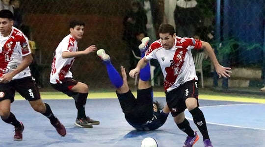 Yiyi Ayala recupera el balón, en el juego contra Fomento, con victoria para su equipo, el 12 de Junio colaborando con 2 goles.