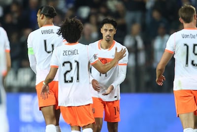 El jugador de los Países Bajos Tijjani Reijnders (centro) celebra haber marcado el gol del empate 2-2 durante el partido de fútbol de la UEFA Nations League entre Grecia y Países Bajos en Salónica, Grecia.